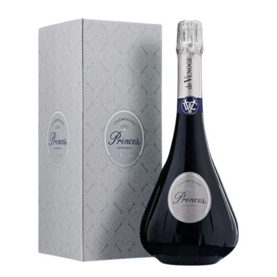 Bottiglia di Champagne De Venoge Princes Extra Brut, vista frontale, etichetta argentata su sfondo nero
