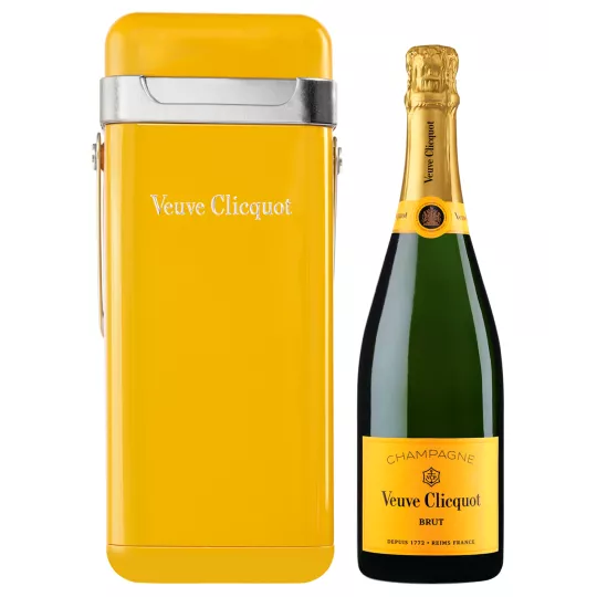 Bottiglia di champagne Veuve Clicquot con astuccio isolato giallo, vista frontale