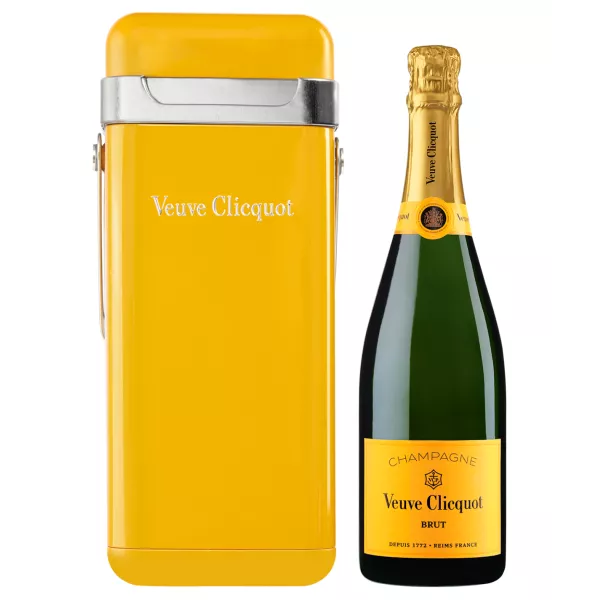 Bottiglia di champagne Veuve Clicquot con astuccio isolato giallo, vista frontale