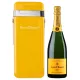 Bottiglia di champagne Veuve Clicquot con astuccio isolato giallo, vista frontale
