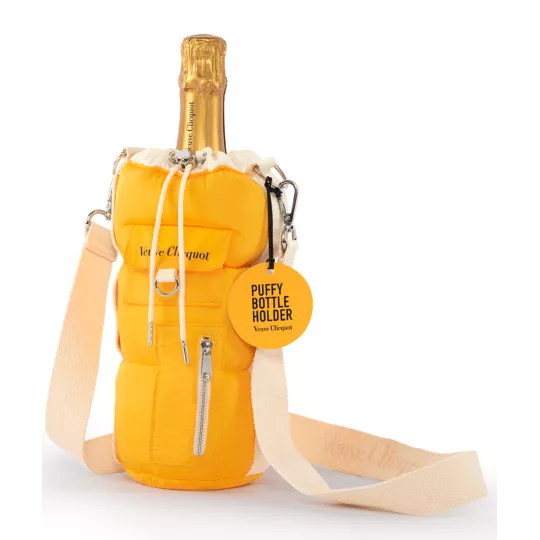 Bottiglia di Champagne Veuve Clicquot in un portabottiglie in pile giallo con cinturino incrociato