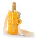 Bottiglia di Champagne Veuve Clicquot in un portabottiglie in pile giallo con cinturino incrociato