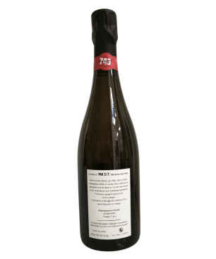 etichetta bianca e cappuccio nero
