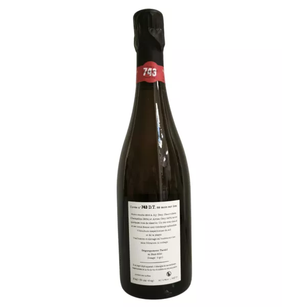 etichetta bianca e cappuccio nero
