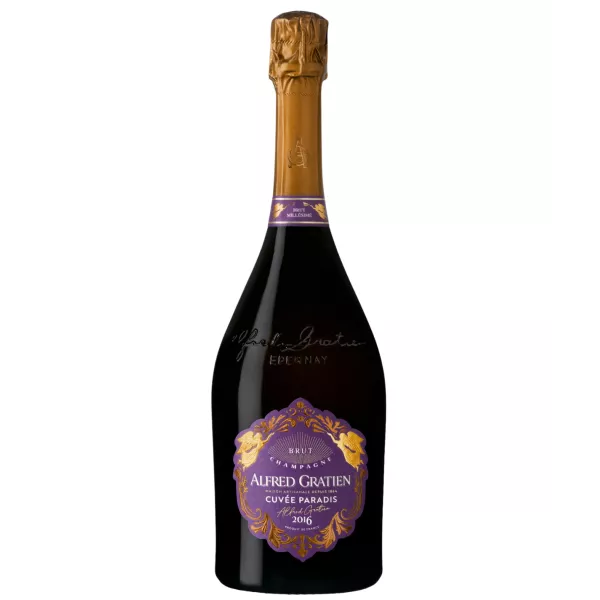 Champagne Alfred Gratien Cuvée Paradis 2016 versato in un bicchiere che rivela il suo colore dorato.