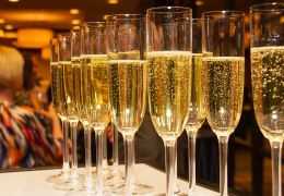 Champagne Brut vs Demi-Sec: capire le differenze per abbinare i dessert con successo