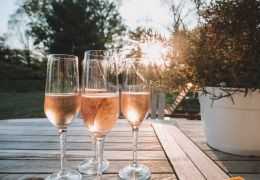 Champagne Rosé de Saignée vs Rosé d'Assemblaggio: Tecniche di Vinificazione a Confronto