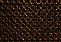 Come Conservare lo Champagne a Casa: Temperatura, Luce e Posizione della Bottiglia