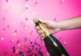 Come stappare una bottiglia di Champagne propriamente (senza fare rumore)