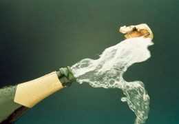 Come sciabolare lo champagne in sicurezza (e senza sprechi)